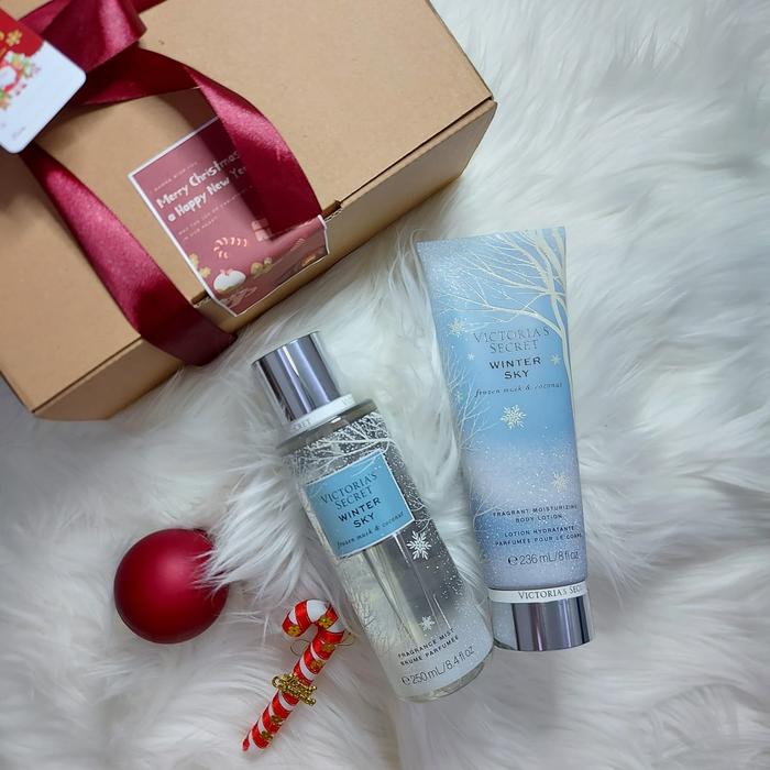 Gambar Kado Natal/Hampers Christmas Victoria Secret Body Mist & Body Lotion - 1. Winter Sky dari Bellepeaushop undefined Tokopedia