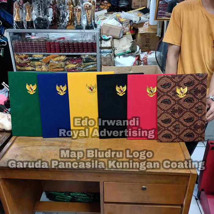 Gambar Map Bludru Upacara Map Upacara Map Garuda Kuningan Coating Berkualitas - Batik dari Rivshultan Royal Advertising undefined Tokopedia