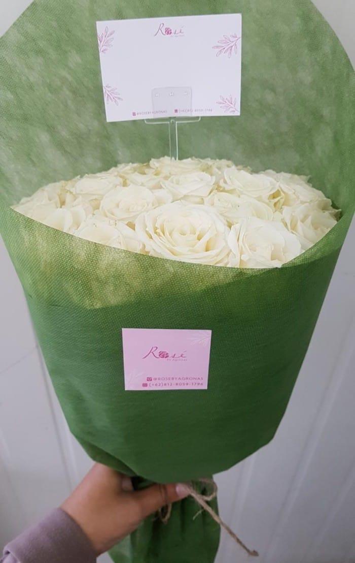 Gambar Kado Buket Bunga Mawar Segar/ Fresh Roses - White dari Rose by Agronas undefined Tokopedia