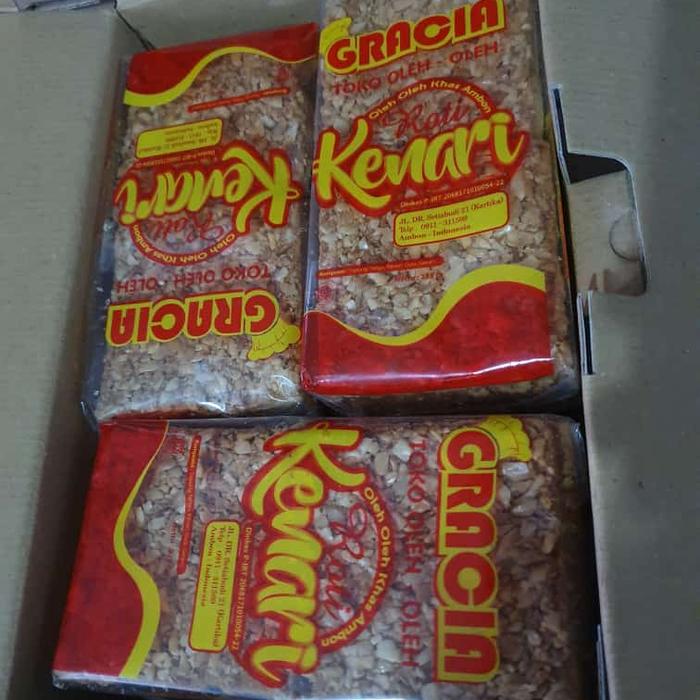 Wisatawan sedang menikmati roti kenari di kafe Ambon