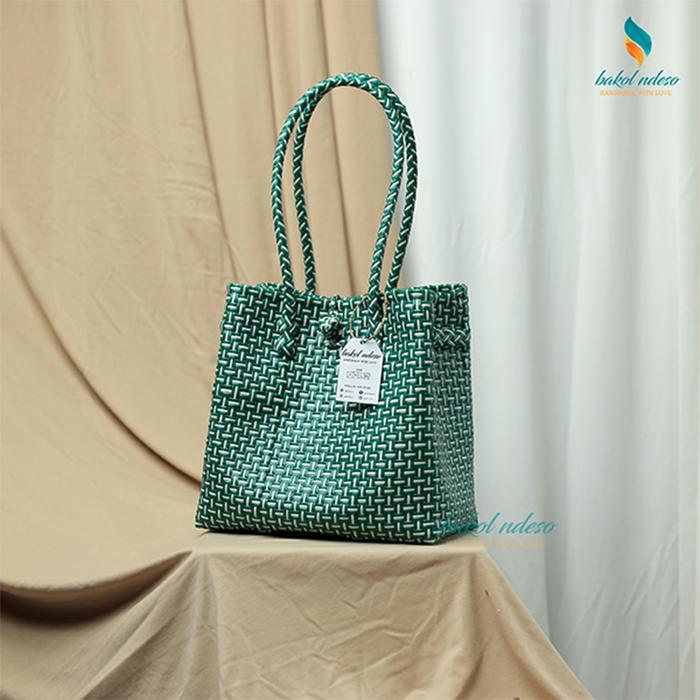 Gambar Tas Tote Belanja Pasar Tas Anyaman Jali Jali Plastik Rajut Belanja - Lurik Hijau, S dari BAKOLNDESO undefined Tokopedia