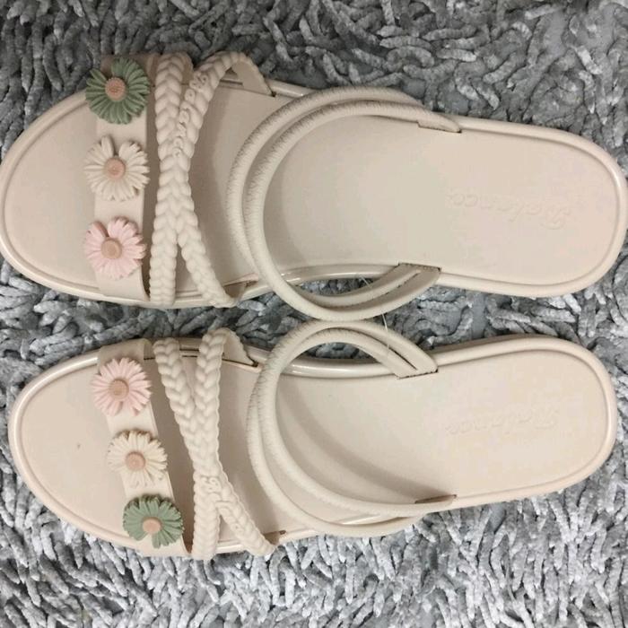 Gambar Sandal Santai Wanita Jelly Tali Tiga Kepang Bunga Balance 1205 5 - Cream, 37 dari REPUBLIK SANDAL undefined Tokopedia