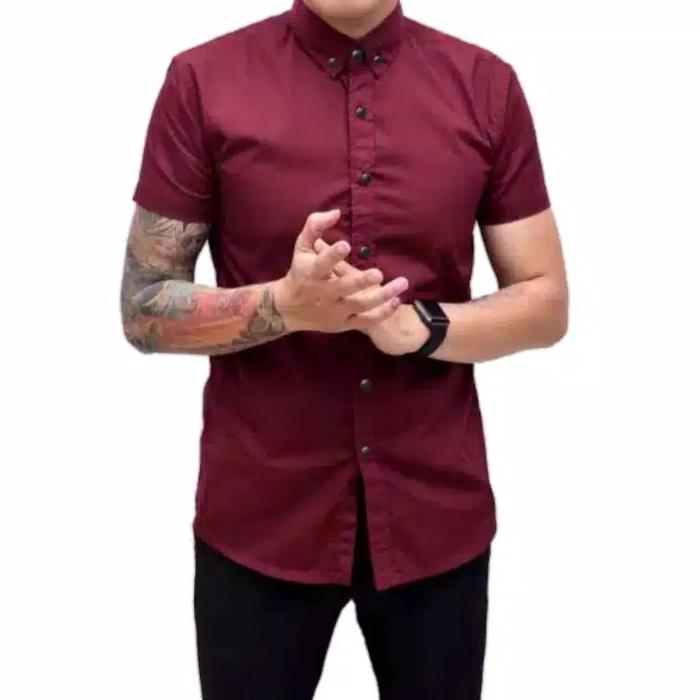 Gambar Kemeja Polos Pria Lengan Pendek Hitam Putih Marun Navy - Merah, M dari putratribarry undefined Tokopedia