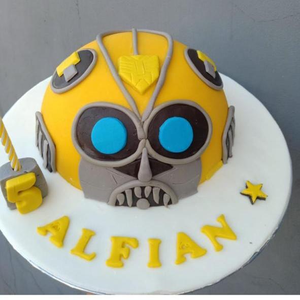 Gambar pinata cake bumblebee dari custom cake undefined Tokopedia