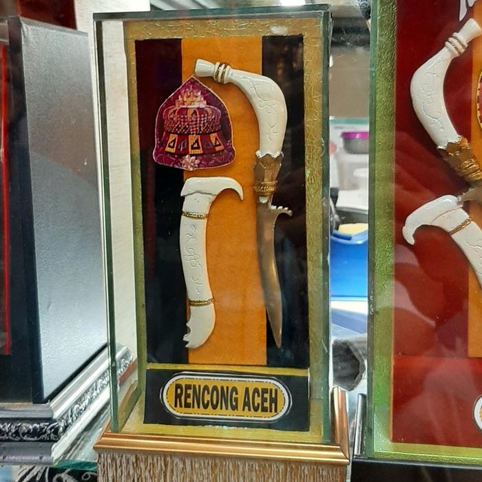 Gambar Figura Duduk Kayu Kaca Khas Aceh/Souvenir Bingkai Rencong dari TACUBA MAJU undefined Tokopedia