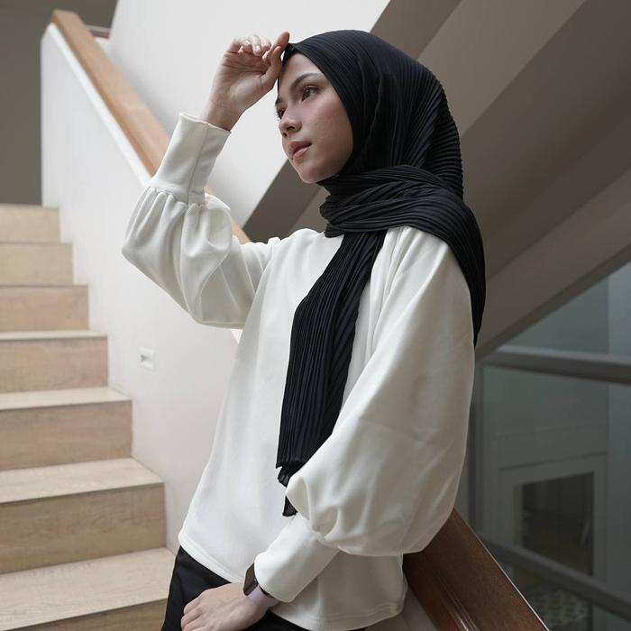 Gambar Pashmina Plisket Premium / Pashmina Pleated / Pashmina Plisket Ceruty - Hitam dari viapicks undefined Tokopedia