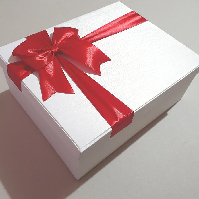 Gambar MERAH PUTIH GIFT BOX CANTIK SPESIAL KOTAK HADIAH HAMPERS Volume 2 kg - PutihPitaMerah, 30x20x12cm dari NajwaCollections undefined Tokopedia