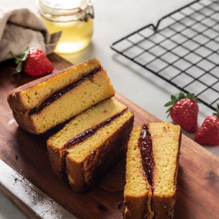 Gambar BOLU Bakar strawberry / stroberi UK 10x20 (PREMIUM quality) dari HappyPizza Bakery And Cake undefined Tokopedia