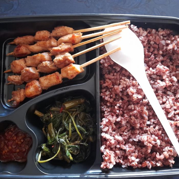 Gambar Nasi merah box lauk sate ayam dari Cream Badan Original undefined Tokopedia