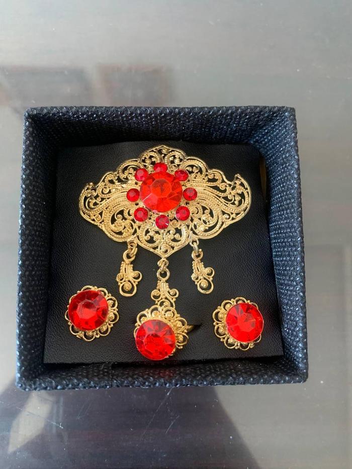 Gambar bros alpaka bali set kebaya motif kumis mini anak - Ungu dari gita silver 99 undefined 5 Tokopedia
