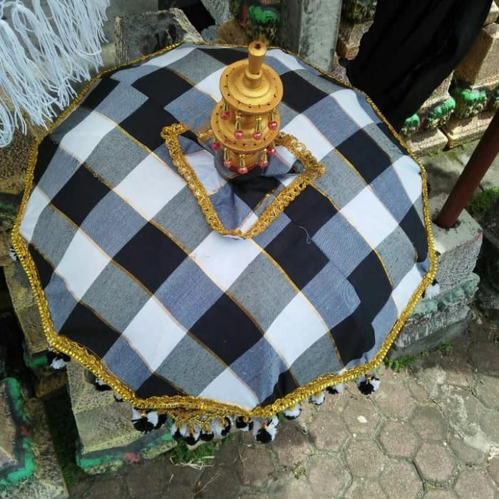 Gambar pajeng tedung payung motif bali - poleng hitam pu dari Surabhi store undefined Tokopedia
