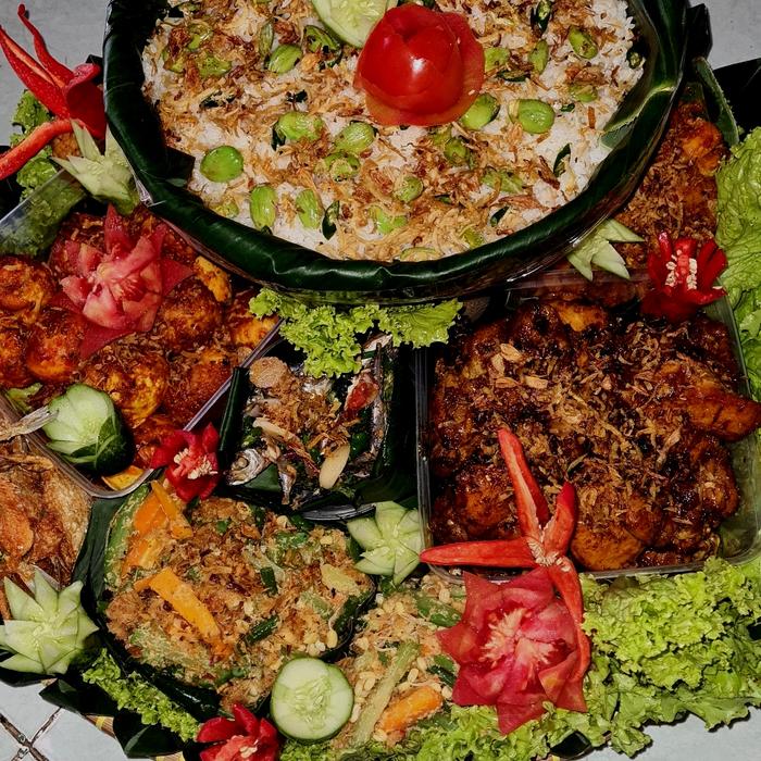Gambar Nasi liwet bakul dari Nasi kuning dan Nasi Bok,snack.Dapoer Mom Jo3 undefined Tokopedia