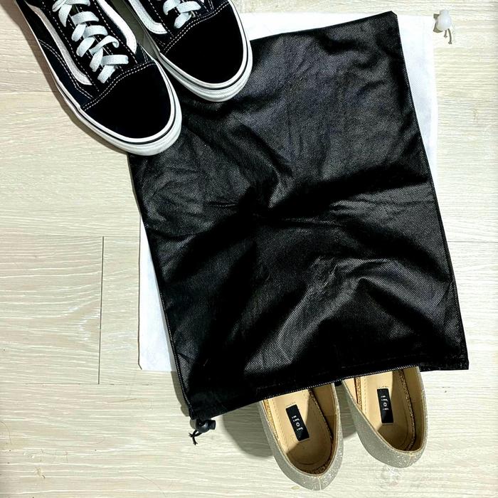 Gambar Kantong Sepatu - Kain Pembungkus Sepatu Tas Helem - HitamSPATU30x38 dari pinshoescleaner undefined Tokopedia