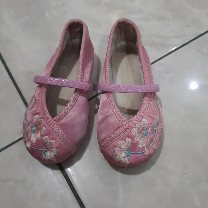 Gambar sepatu anak pink dari Hira Malik undefined Tokopedia