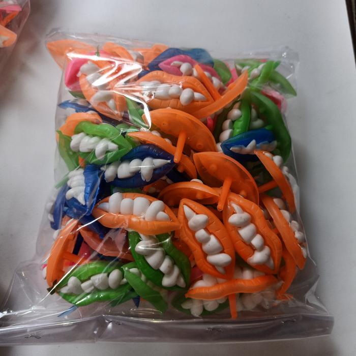 Gambar mainan gigi drakula isi 100 pcs grosir dari difie toys undefined Tokopedia