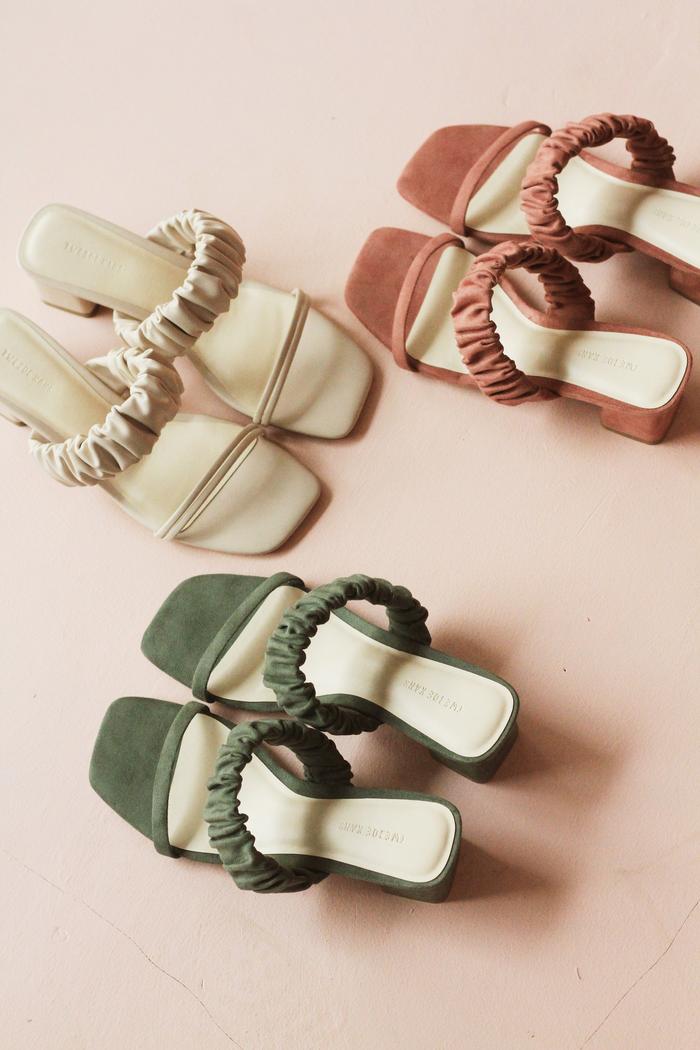 Jual [TWEEDE KANS] Ivy Ruched Slides Block Heels 5cm Cotton, 37