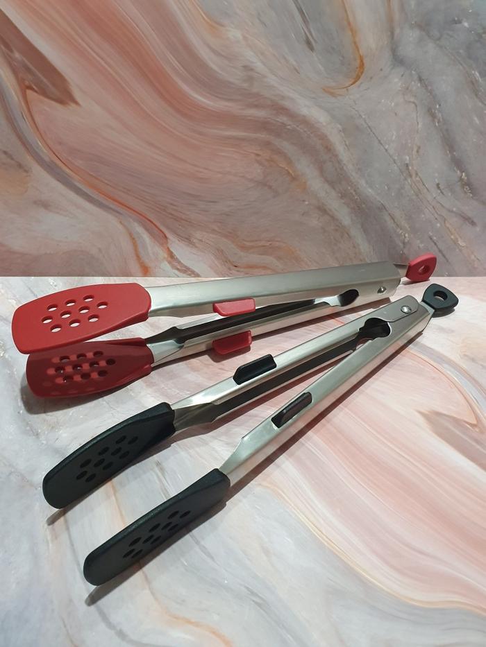 Gambar Tongs Capitan Penjepit Makanan Silikon Stainless 12inch Tahan Panas - Dengan Dudukan dari Trinity Kitchen undefined Tokopedia