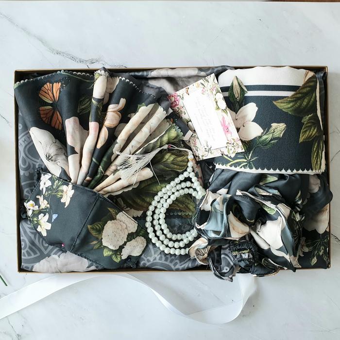 Gambar Hampers Ramadhan Mukena dan Sajadah Premium Rose Lilac Seruni Living - peony charcoal dari Seruni Living undefined Tokopedia