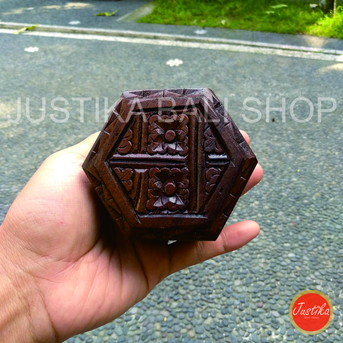 Gambar Kotak Kayu Perhiasan Segi 6/ Motif Batik/ Bahan Kayu Sonakeling dari Justika Bali Shop undefined Tokopedia