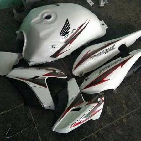 Gambar body baju albino tiger revo ori copotan - putihstripmerah dari Prat tiger revo undefined Tokopedia