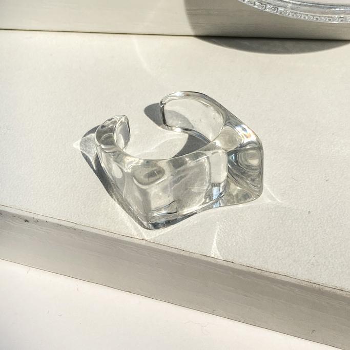 Gambar Cincin Akrilik / Vintage Resin Ring Acrylic Geometric Irregular - Transparan, 2CM dari ilouyouCollection undefined Tokopedia