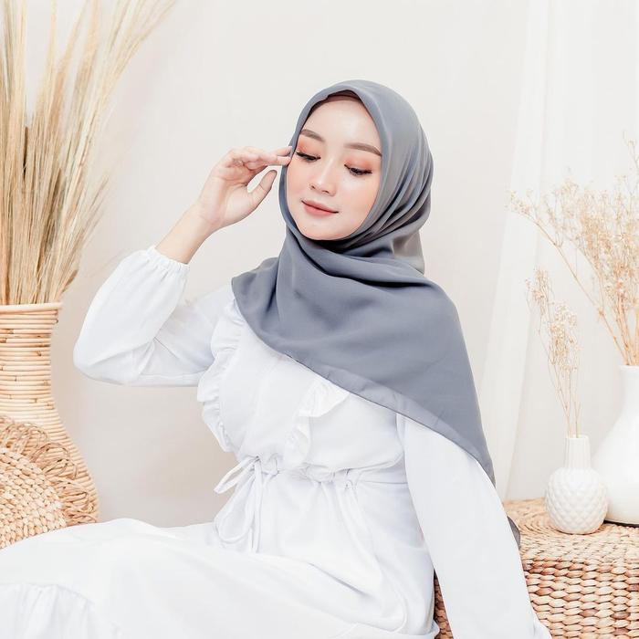 Gambar Kerudung Segi Empat Polos "Warna Abu-Abu" / Hijab Segi Empat Polos Square Nyaman - Dark Grey dari Gemintang Hijab Tokopedia undefined Tokopedia