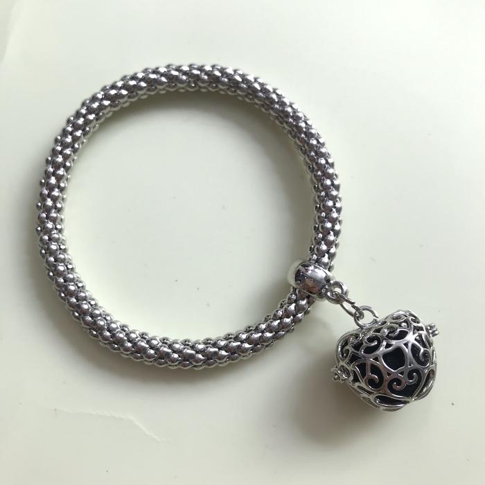 Gambar Gelang diffuser essential oil silver lava stone - Apel, Bola kapas dari Liveforoil undefined Tokopedia