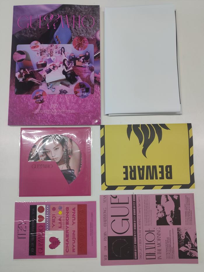 Gambar ITZY - GUESS WHO - Day - Pink dari penguinmart undefined Tokopedia