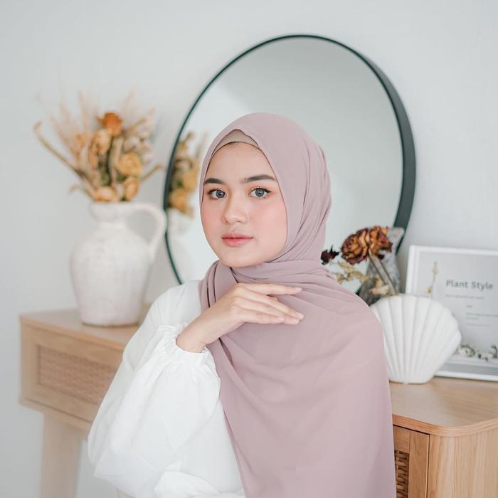 Gambar Pashmina Ceruty Babydoll Warna Nude / Hijab Pashmina Warna Cokelat - Latte dari Gemintang Hijab Tokopedia undefined Tokopedia