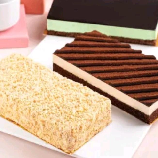 Gambar Birthday Cake Triple Signature ( Tiramisu + Avocado + Nastar ) Le Chic dari harapan jayashop hampers undefined Tokopedia