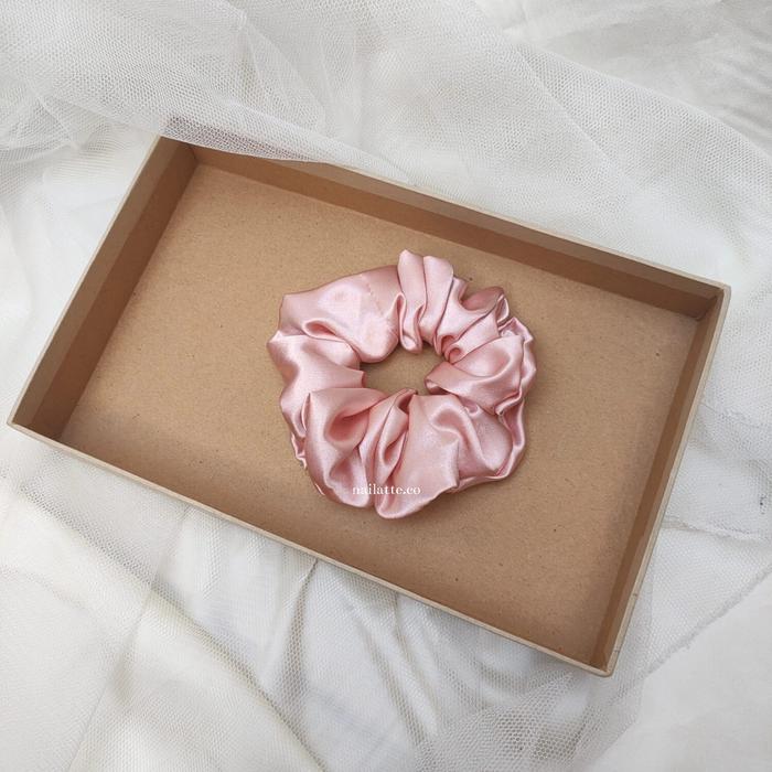 Gambar Ikat Rambut Scrunchie Satin Korea - dusty pink dari nailatte undefined Tokopedia