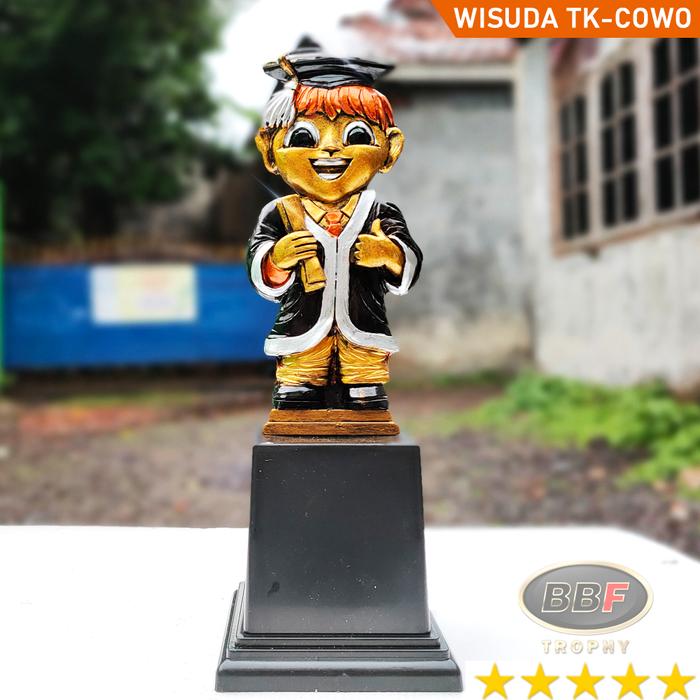 Gambar Piala wisuda tk - WISUDA COWO dari BBF TROPHY undefined Tokopedia