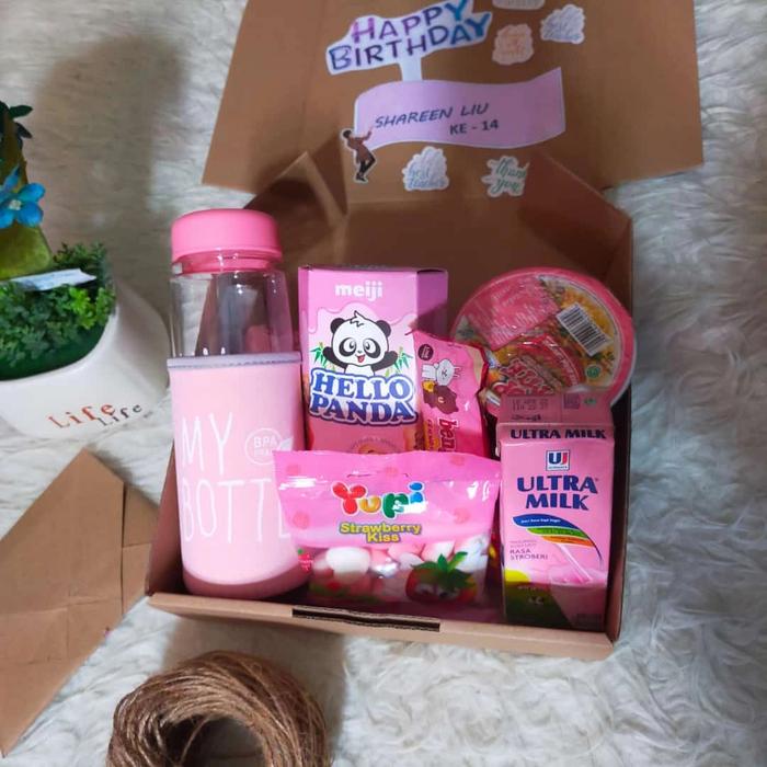Gambar hampers box/ hampers gift box/ snack box/ kado ulang tahun dari Toko Keramik Aylen undefined Tokopedia