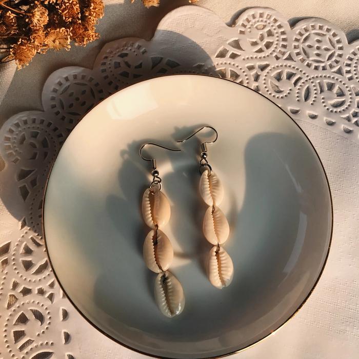 Gambar Anting kerang pantai susun 3 aksesoris wanita estetik jewelry dari Lombok Authentic undefined Tokopedia
