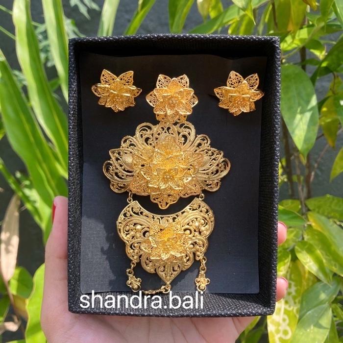 Gambar Shandra Jewelry - Set Bross Alpaka Kendari Sari Gold Bali - E dari Shandra Bali undefined Tokopedia