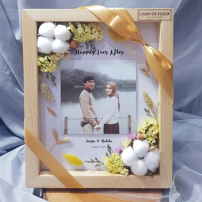 Gambar 3D Flower Frame 8R Bingkai Foto Bingkai Bunga Graduation Anniversary - Tanpa LED dari Camp De Fleur undefined Tokopedia