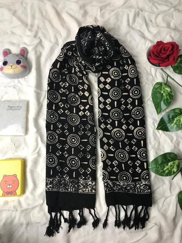 Gambar Syal Batik Cap - Selendang Wanita Santung Terbaru Hitam Putih Grosir - 3 dari Nuken Batik undefined Tokopedia