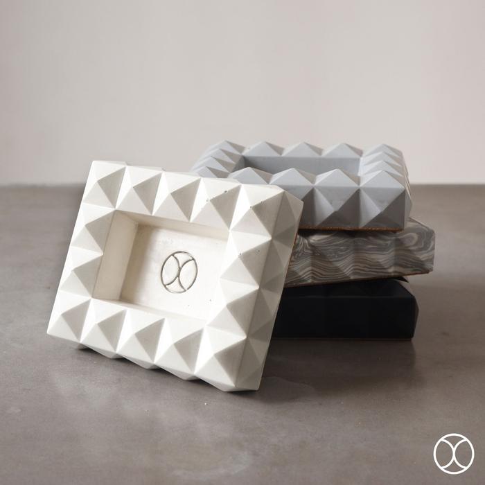 Gambar CONCREATE Asbak Cyrus / Asbak Unik / Ashtray - Putih dari Concreate living undefined Tokopedia