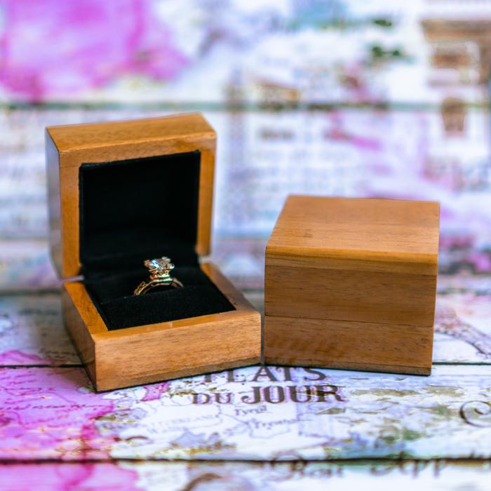 Gambar Brown Rustic Wood Ring Box Velvet Jewelry| Kotak Cincin Kayu Bantal - netral hitam dari Sweetforus undefined Tokopedia