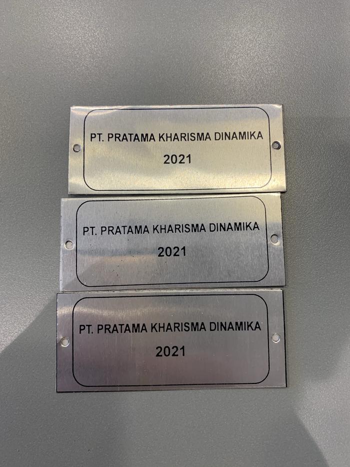 Gambar LABEL NAMA BRAND MERK TULISAN TIMBUL PLAT BESI ALUMINIUM CUSTOM 5x2 CM dari TOSERBA STUFF undefined Tokopedia