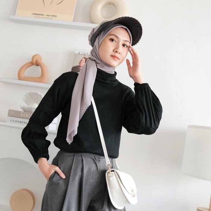 Gambar Defect Nora Turtleneck - Black dari Lozy Hijab undefined Tokopedia