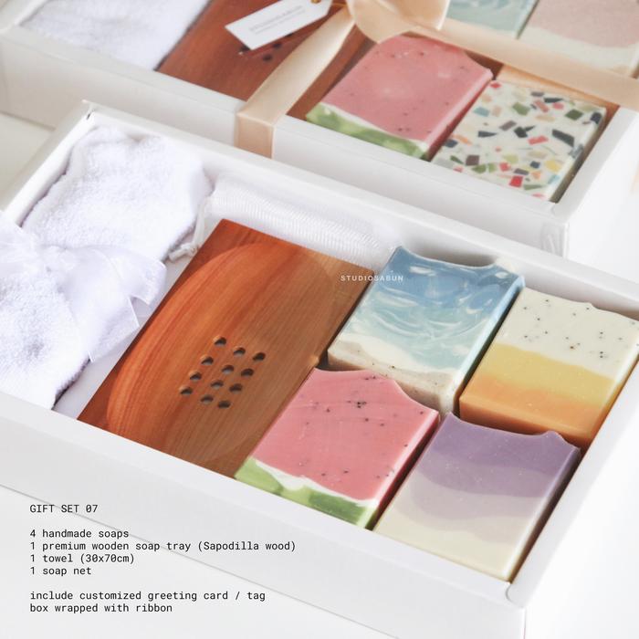 Gambar Hampers - kado sabun | 4 Handmade soap, soap tray, towel (Gift Set 07) - White Box dari STUDIOSABUN undefined Tokopedia