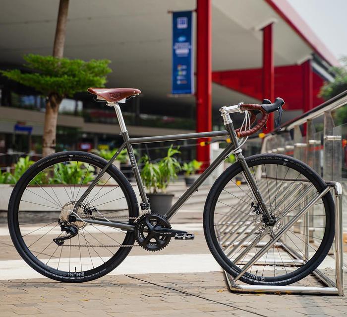 Gambar Sepeda Temple Adventure Disc 2 Gravel Bike Peat Grey dari Overflow 7 undefined Tokopedia