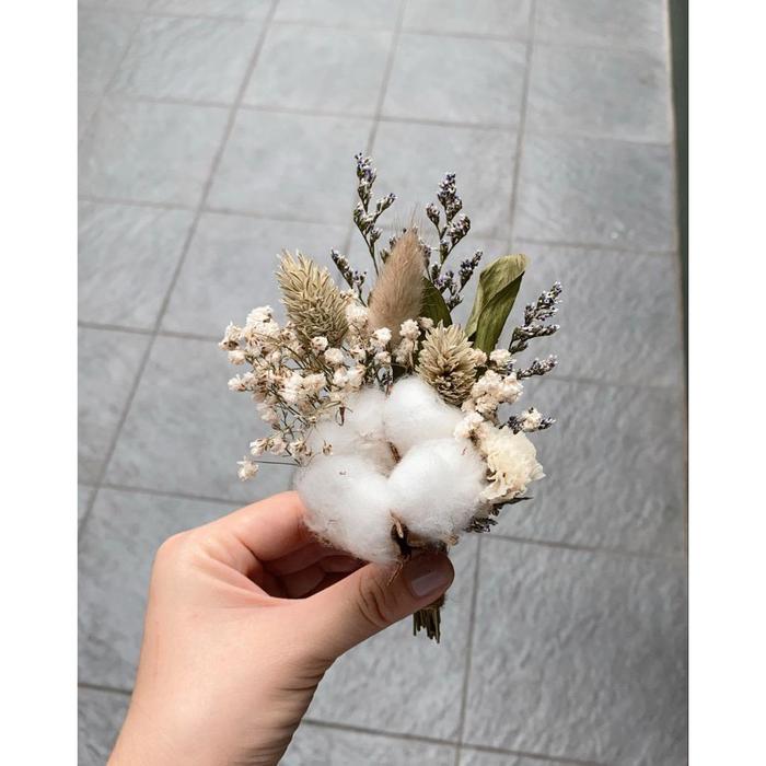 Gambar Corsage Boutonniere Pengantin Pria Bunga Kering Bunga Saku Jas - Cotton Natural dari Rimbun Flowers undefined Tokopedia