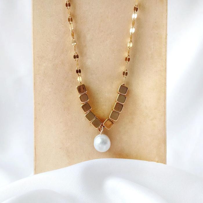 Gambar Kalung Mutiara Air Tawar Asli dari Lombok sirkon kubus Bahan Titanium - Putih dari MandalikaBC undefined Tokopedia
