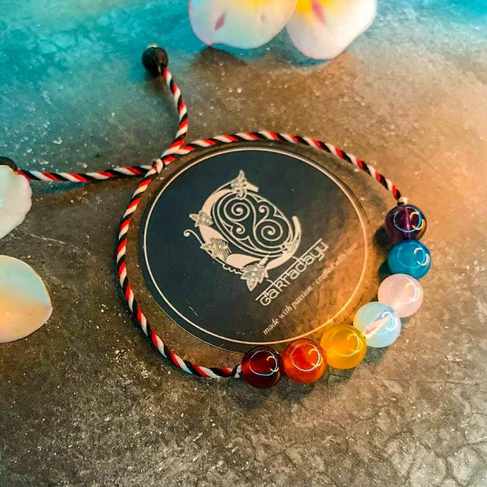 Gambar Gelang Tridatu Cakra 7 Batu Kristal - Energi Chakra Ketenangan Batin - L dari Cakradayu Dewata undefined Tokopedia