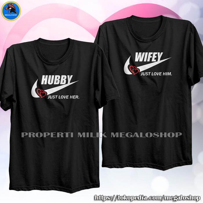 Gambar Kaos Couple Pasangan Pacar Baju TShirt Cople Kapelan Copel Hubby Wifey - Hitam, L & L dari megaloshop88 undefined Tokopedia