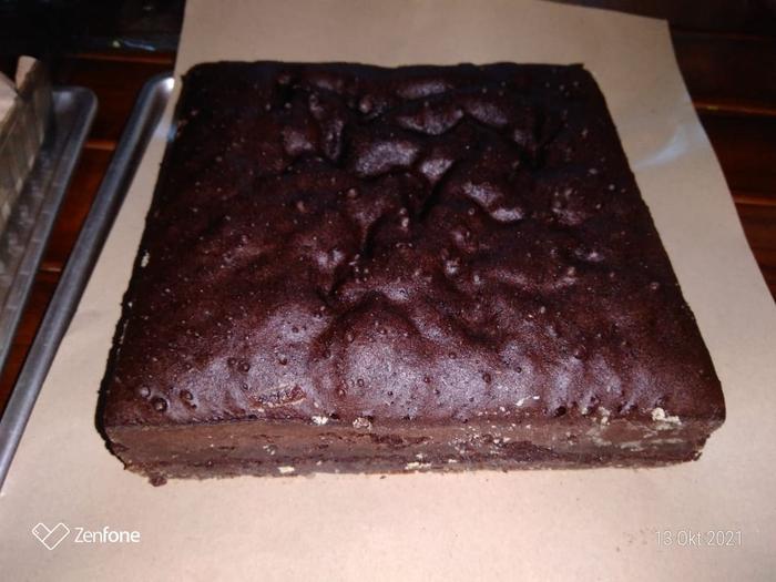 Gambar Bronis pandan coklat loyang 20x20cm tinggi 6cm 900Gr Pakai grab lokal - COKLAT FULL dari Bagas Milk undefined Tokopedia