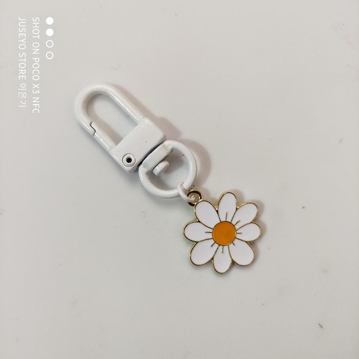 Gambar Kpop Keychain bunga daisy gantungan kunci estetik enamel - Putih dari maharpare undefined Tokopedia