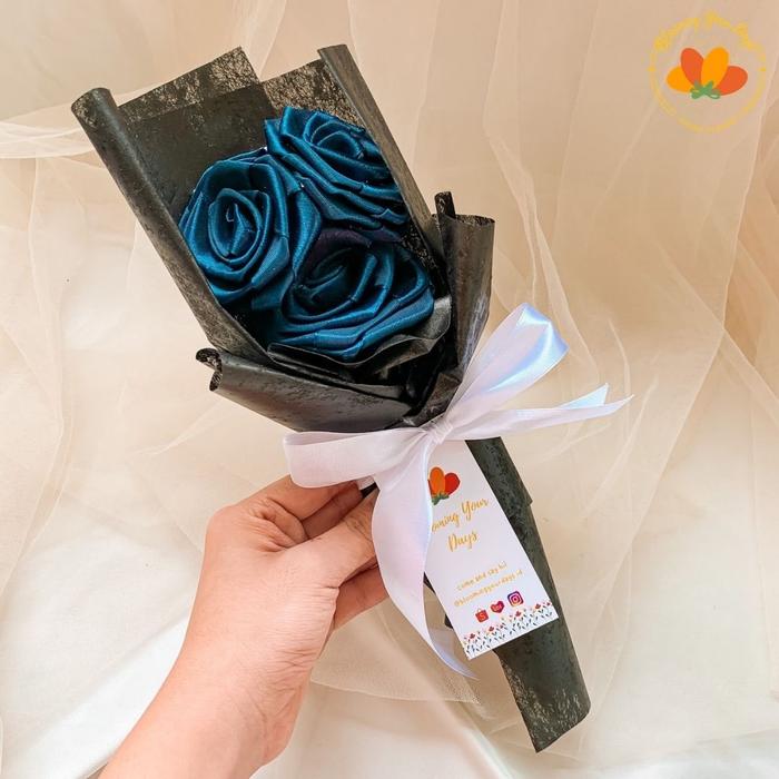 Gambar buket bunga mawar tiga tangkai bucket bunga satin Bouquet Flower kado - Navy dari Blooming Your Days undefined Tokopedia
